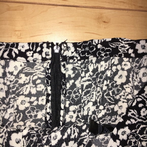 Black and white floral half zip pleated skirt - Picture 3 of 4